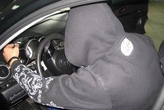 Угонщики не справились с управлением и врезались в забор Угонщики не справились с управлением и врезались в забор