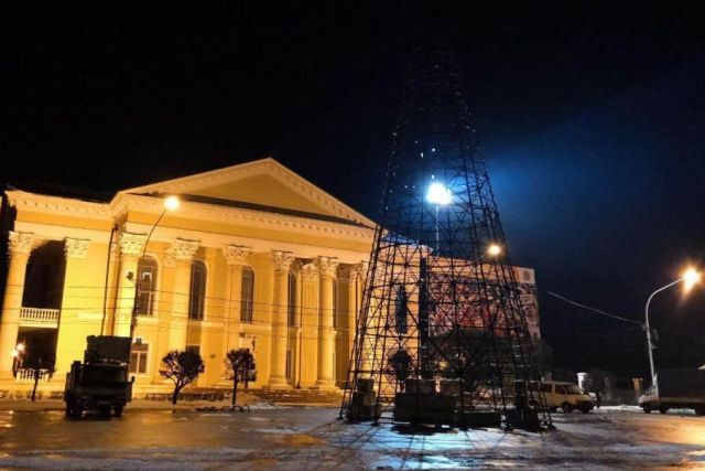 В Ставрополе устанавливают главную новогоднюю ёлку В Ставрополе устанавливают главную новогоднюю ёлку