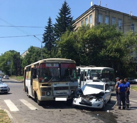 В Ставрополе при столкновении автобуса с легковушкой пострадали беременная девушка и пенсионерка В Ставрополе при столкновении автобуса с легковушкой пострадали беременная девушка и пенсионерка