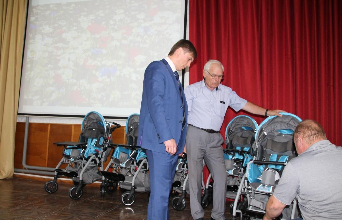 В Ставрополе детям-инвалидам подарили инвалидные коляски В Ставрополе детям-инвалидам подарили инвалидные коляски