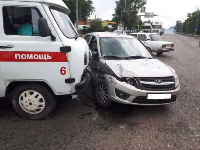 На Ставрополье водитель легковушки столкнулся с автомобилем скорой помощи На Ставрополье водитель легковушки столкнулся с автомобилем скорой помощи