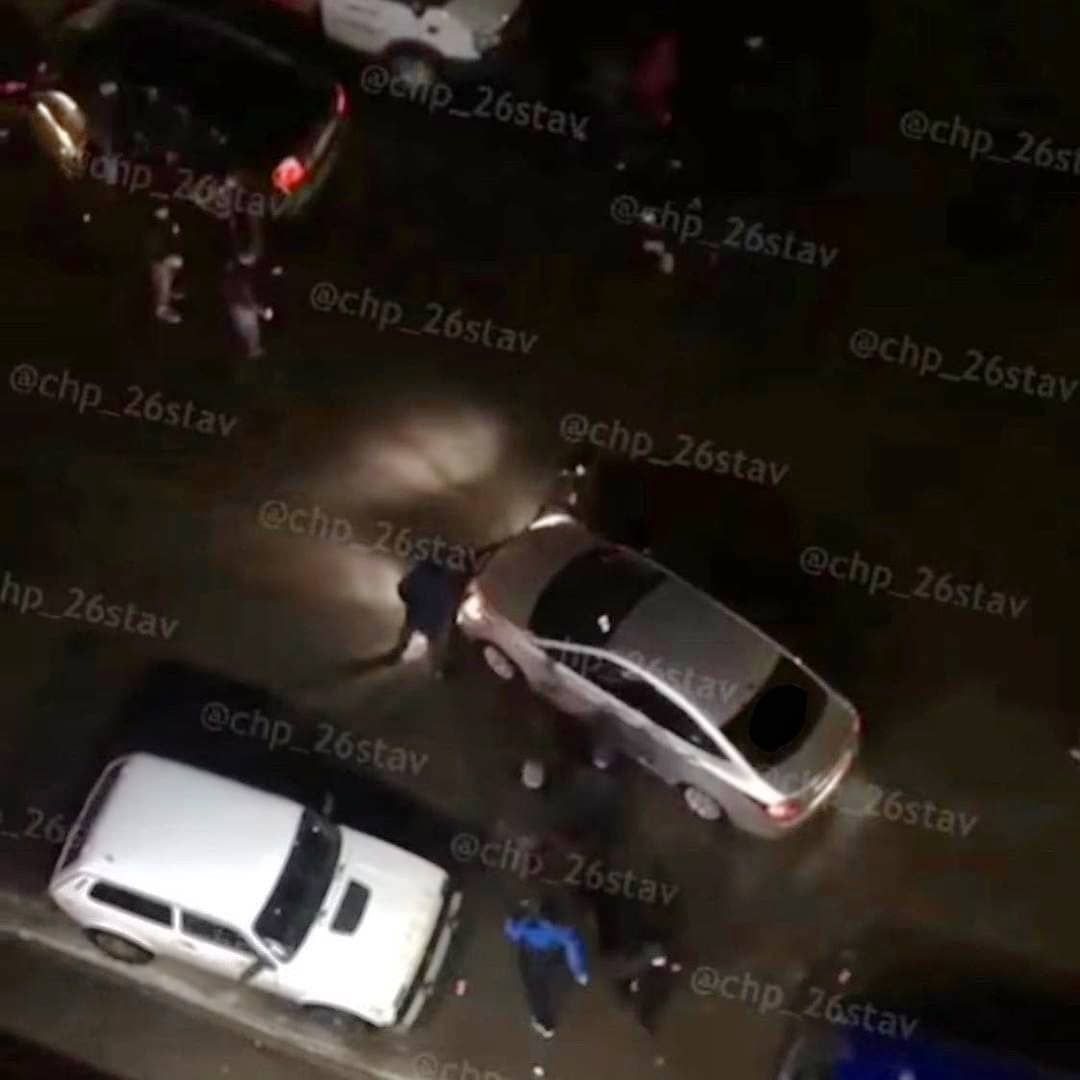 На юге Ставрополя одного из участников массовой потасовки переехало такси На юге Ставрополя одного из участников массовой потасовки переехало такси