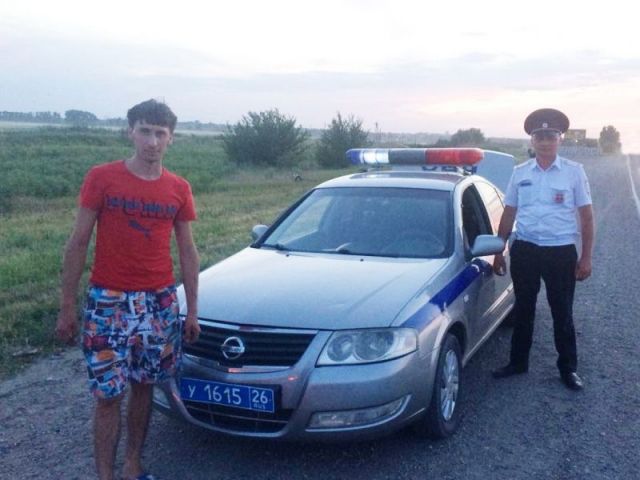 Автоинспекторы Ставрополья помогли водителю сломавшегося автомобиля Автоинспекторы Ставрополья помогли водителю сломавшегося автомобиля
