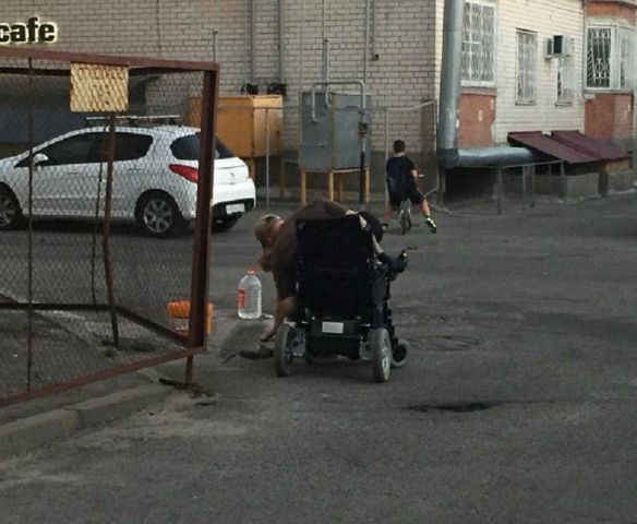 В Ставрополе инвалид-колясочник сам себе соорудил пандус В Ставрополе инвалид-колясочник сам себе соорудил пандус