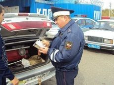 Сотрудники ГИБДД задержали автомобиль, перевозивший боеприпасы Сотрудники ГИБДД задержали автомобиль, перевозивший боеприпасы