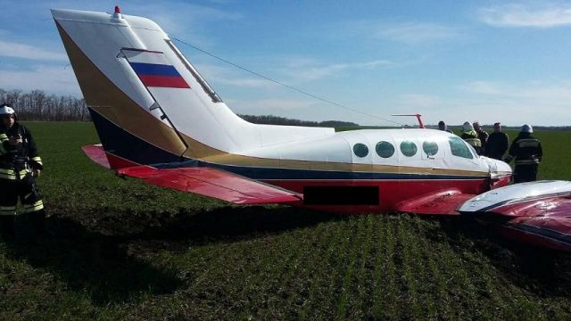 На Ставрополье легкомоторный самолет приземлился в поле из-за повреждения крыльев На Ставрополье легкомоторный самолет приземлился в поле из-за повреждения крыльев