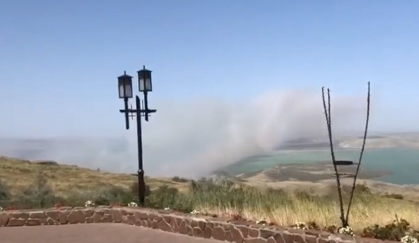 В окрестностях Сенгилеевского водохранилища горят поля