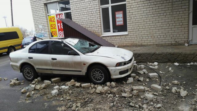 В Ставрополе на автомобиль с верхних этажей дома упала груда кирпичей В Ставрополе на автомобиль с верхних этажей дома упала груда кирпичей
