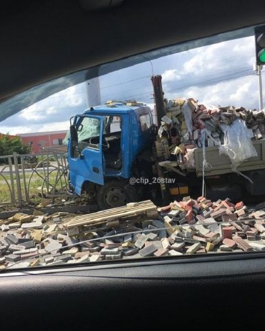 В Ставрополе большегруз рассыпал по дороге брусчатку В Ставрополе большегруз рассыпал по дороге брусчатку