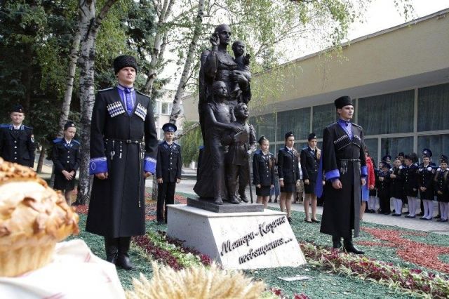 В Пятигорске открыли памятник матери-казачке В Пятигорске открыли памятник матери-казачке