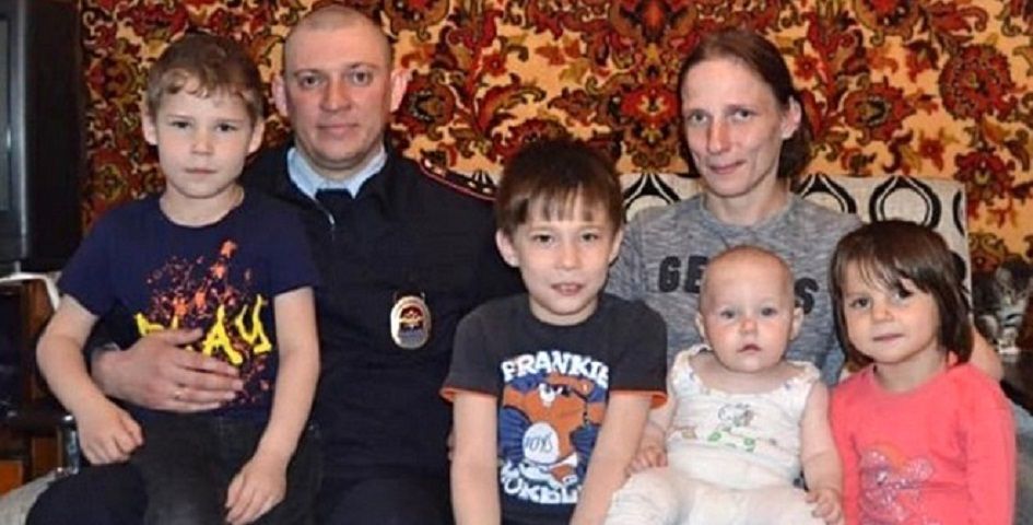 Полицейского из Кисловодска наградят за спасение многодетной семьи на пожаре Полицейского из Кисловодска наградят за спасение многодетной семьи на пожаре