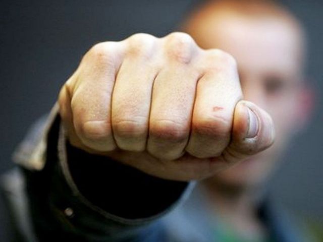 В Ставрополе двое мужчин подрались прямо на дороге В Ставрополе двое мужчин подрались прямо на дороге