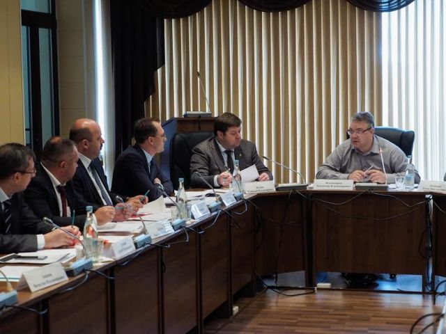 Губернатор Ставрополья посадил за один стол коммунальных начальников и недовольных горожан Губернатор Ставрополья посадил за один стол коммунальных начальников и недовольных горожан