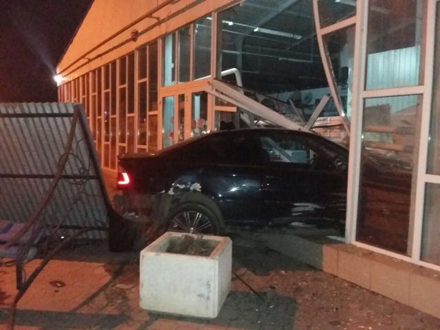 В Ставропольском крае иномарка въехала в магазин В Ставропольском крае иномарка въехала в магазин