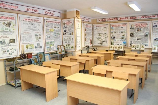 В Железноводске школьники похитили из кабинета ОБЖ пять пневматических винтовок и два макета АК-74 В Железноводске школьники похитили из кабинета ОБЖ пять пневматических винтовок и два макета АК-74