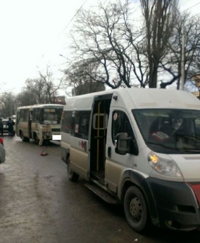 В Ставрополе столкнулись две маршрутки, есть пострадавшие В Ставрополе столкнулись две маршрутки, есть пострадавшие