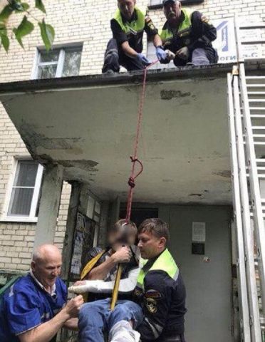 В Ставрополе парень получил переломы после прыжка из окна В Ставрополе парень получил переломы после прыжка из окна