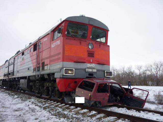 На Ставрополье «Ока» столкнулась с локомотивом, водитель в коме На Ставрополье «Ока» столкнулась с локомотивом, водитель в коме