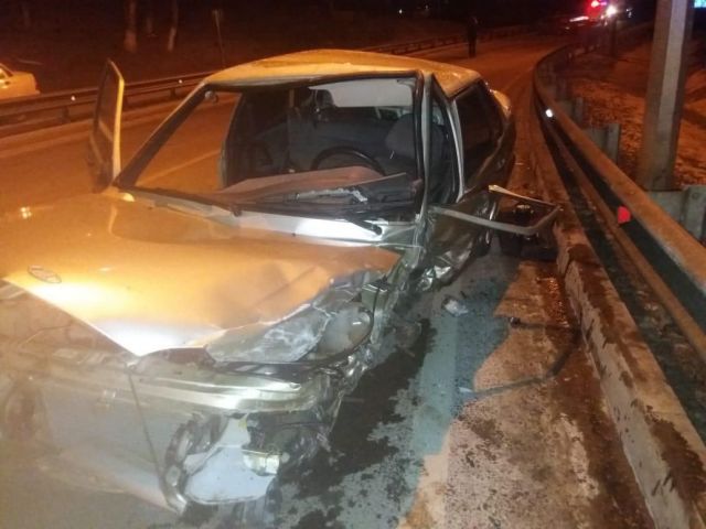 На Ставрополье из-за выезда автомобиля на встречную полосу пострадали два человека На Ставрополье из-за выезда автомобиля на встречную полосу пострадали два человека