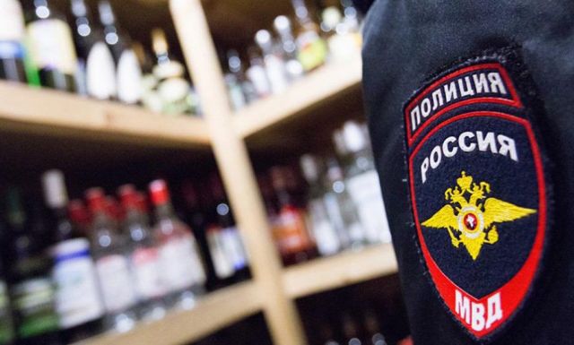 В Кисловодске мужчина украл с незапертого склада пять ящиков алкоголя В Кисловодске мужчина украл с незапертого склада пять ящиков алкоголя