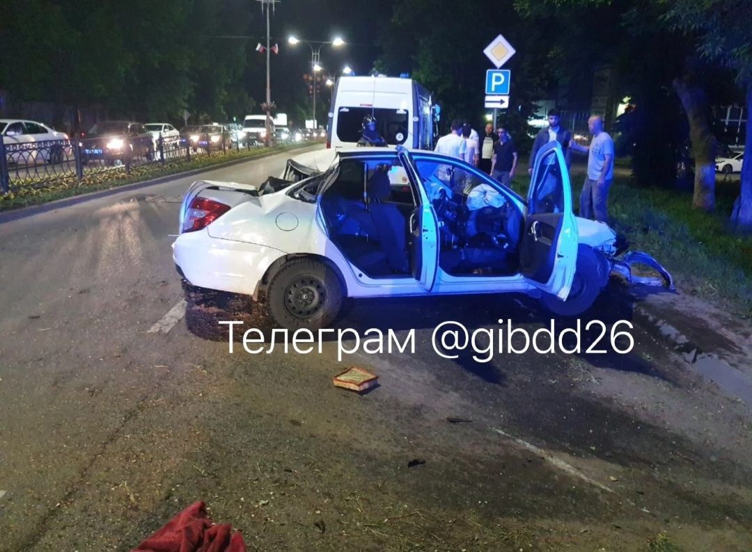 В Пятигорске водитель попал в реанимацию после столкновения с деревом