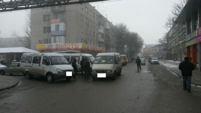 В Минеральных Водах столкнулись три маршрутки и легковушка, пострадала женщина В Минеральных Водах столкнулись три маршрутки и легковушка, пострадала женщина