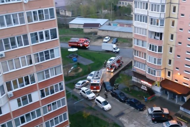 В Ставрополе пожарные вручную растаскивали припаркованные машины, чтобы проехать к месту вызова В Ставрополе пожарные вручную растаскивали припаркованные машины, чтобы проехать к месту вызова