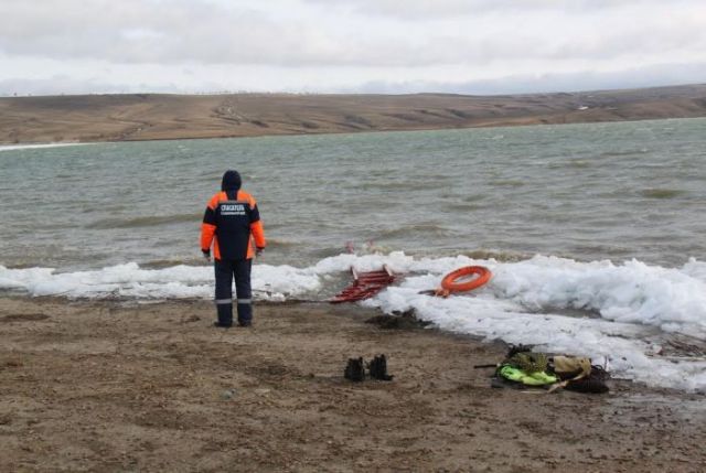 Спасатели ПАСС СК помогли рыбакам, перевернувшимся на лодке Спасатели ПАСС СК помогли рыбакам, перевернувшимся на лодке