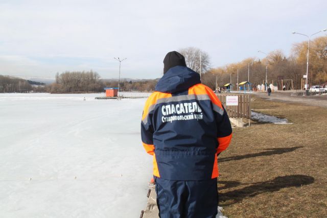 Ставропольские спасатели достали из водоёмов трёх собак Ставропольские спасатели достали из водоёмов трёх собак