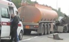 На Ставрополье легковушка врезалась в бензовоз: четверо погибли На Ставрополье легковушка врезалась в бензовоз: четверо погибли