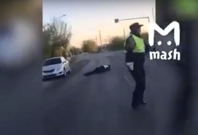 На Ставрополье нарушители «прокатили» полицейского на капоте легковушки На Ставрополье нарушители «прокатили» полицейского на капоте легковушки