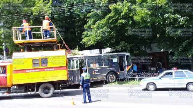 В Ставрополе троллейбус врезался в дерево В Ставрополе троллейбус врезался в дерево