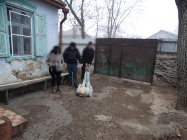 Житель Ставрополья зарезал друга из-за разбитой дверцы шкафа Житель Ставрополья зарезал друга из-за разбитой дверцы шкафа