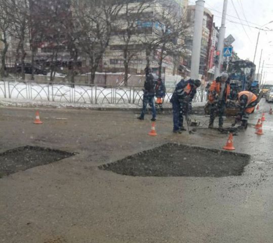 В Ставрополе дорожники кладут асфальт в снег и мороз В Ставрополе дорожники кладут асфальт в снег и мороз