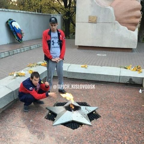 Жителей Кисловодска возмутили мужчины, которые решили погреться у «Вечного огня» Жителей Кисловодска возмутили мужчины, которые решили погреться у «Вечного огня»