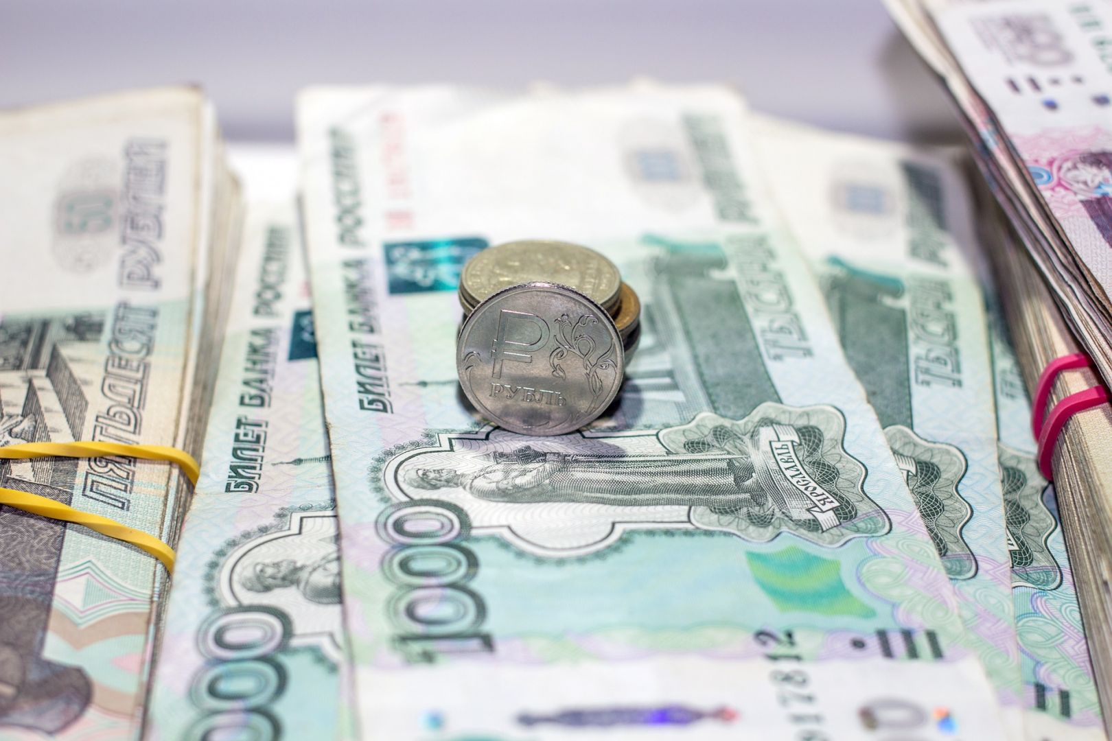 За полгода приставы помогли вернуть работающим ставропольцам 21,5 миллиона рублей долга по зарплате