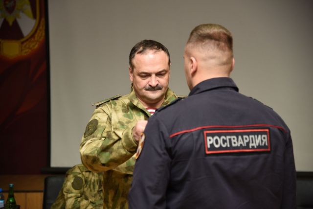 Сотруднику Росгвардии Ставрополья вручили госнаграду за задержание опасного преступника Сотруднику Росгвардии Ставрополья вручили госнаграду за задержание опасного преступника