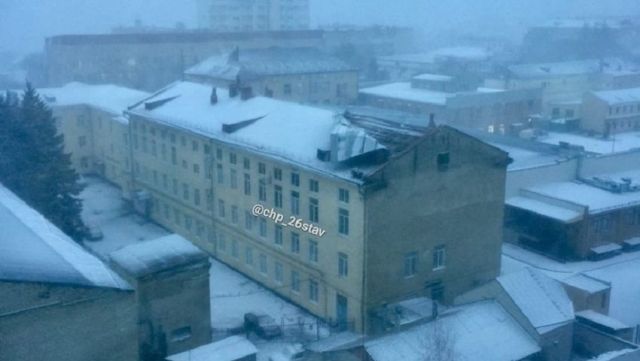 Сильный ветер сорвал крышу техникума в Ставрополе Сильный ветер сорвал крышу техникума в Ставрополе