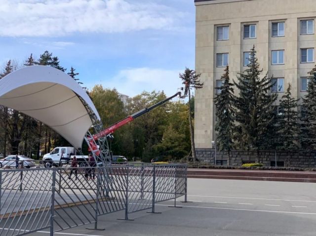 В Ставрополе на площади Ленина спиливают старые ели В Ставрополе на площади Ленина спиливают старые ели