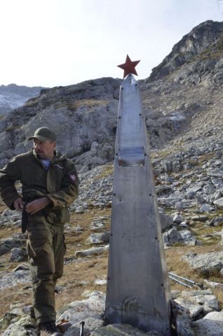 Ставропольцы нашли в горах КЧР памятник комсомольцам Ставропольцы нашли в горах КЧР памятник комсомольцам