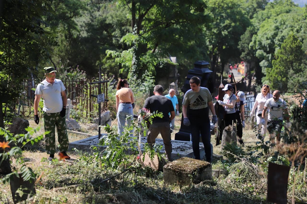 Полтысячи жителей Пятигорска вышли на общегородской субботник