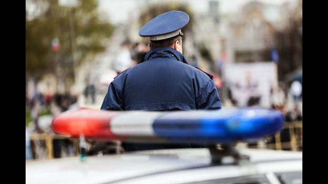 Ставрополец зажал руку полицейского в окне своей машины и протащил его по дороге Ставрополец зажал руку полицейского в окне своей машины и протащил его по дороге
