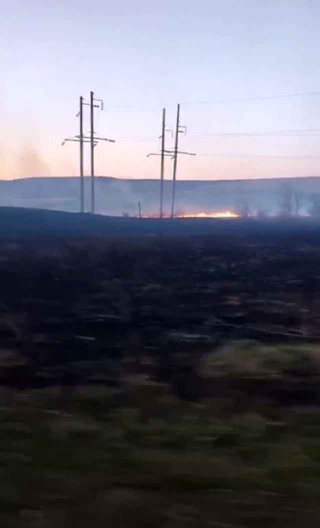На Ставрополье возле станицы Темнолесской горят поля