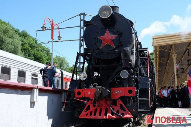 Ретро-поезд вызывал ажиотаж у жителей КМВ Ретро-поезд вызывал ажиотаж у жителей КМВ