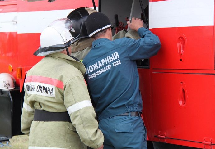 В станице Суворовской ночью сгорел грузовик с углём В станице Суворовской ночью сгорел грузовик с углём