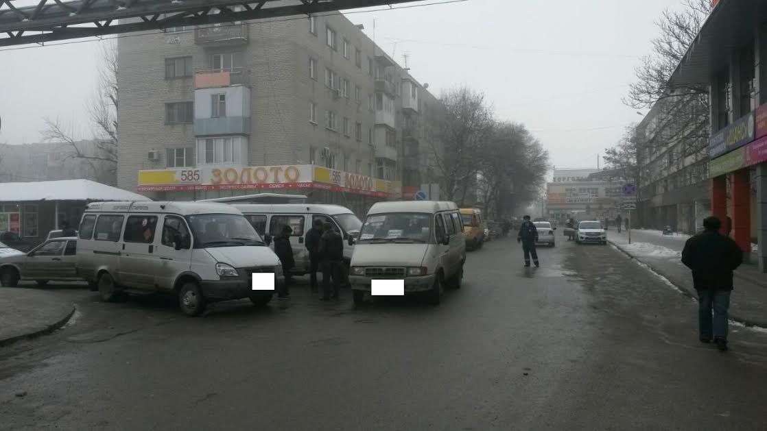 В Минеральных Водах столкнулись три маршрутки и легковушка, пострадала женщина В Минеральных Водах столкнулись три маршрутки и легковушка, пострадала женщина