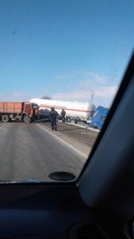 В Ставропольском крае грузовик врезался в автоцистерну с пропаном В Ставропольском крае грузовик врезался в автоцистерну с пропаном