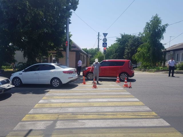 В Ставрополе на пешеходном переходе сбили женщину с коляской В Ставрополе на пешеходном переходе сбили женщину с коляской