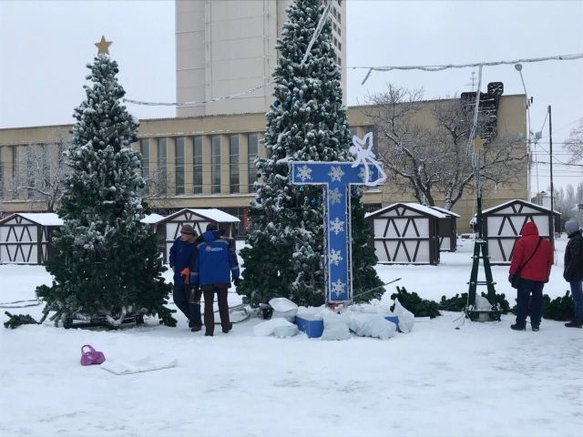 С главной площади Ставрополя убирают праздничные ёлки С главной площади Ставрополя убирают праздничные ёлки