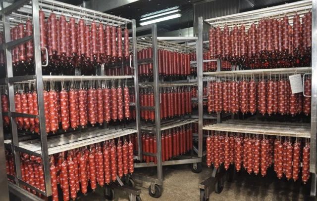 На Ставрополье бывший завскладом вынес с предприятия 400 килограммов колбасы На Ставрополье бывший завскладом вынес с предприятия 400 килограммов колбасы
